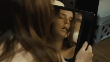 A drop-proof hand mirror used by Woman with Hand-Mirror (Silvia Bond) in Honey Don't!