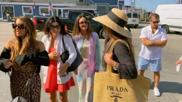 Vestido de tapa con estampado de conchas marinas de Capitana Barbara llevado por Kelsey Swanson, tal como se ve en Las verdaderas amas de casa de Rhode Island (S01E12)