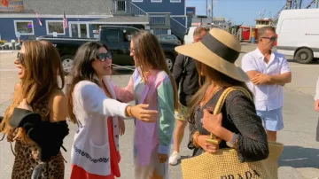 Una túnica Oxford lisa y a rayas usada por Kelsey Swanson, vista en The Real Housewives of Rhode Island (S01E12)