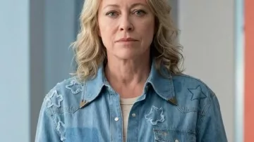Alice y Steve Nicola Walker protagoniza camisa vaquera que lleva Alice (Nicola Walker) como se ve en Alice and Steve (T01)