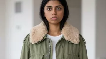 Abby Chilukuri No apto para el trabajo Chaqueta de piel con cuello como se ve en No apto para el trabajo (S01)