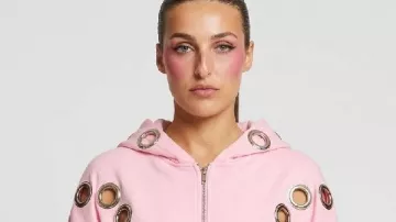 Love Island de Toni Laites The Debrief S01 Sweatshirt con sudadera con ojales en Love Island: The Debrief (T01)