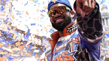 ¡Chaqueta del Desfile de Campeonato de los New York Knicks de Karl-Anthony Towns en el Desfile y Ceremonia COMPLETA del Campeonato de la NBA 2026!