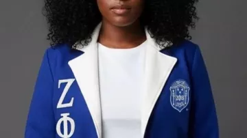 Abrigo de lana Zeta Phi Beta Blue usado por ZETA PHI BETA STROLL '23 (CAPÍTULO A+T DE CAROLINA DEL NORTE)