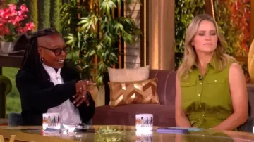 Top de mezcla de algodón Cinq a Sept Lou Tie llevado por Sara Haines, tal como se ve en The View el 18 de junio de 2026