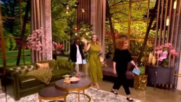 Falda Midi plisada Cinq a Sept Doran llevada por Sara Haines vista en The View el 18 de junio de 2026