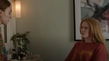 74iswar Jersey Red llevado por Delilah (Abigail Cowen) como se ve en Every Year After (S01E06)