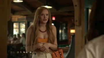Michael Michael Kors Kors Quinn Pequeña Caja Cruzada Tejida North South que lleva Delilah (Abigail Cowen) como se ve en Every Year After (S01E06)