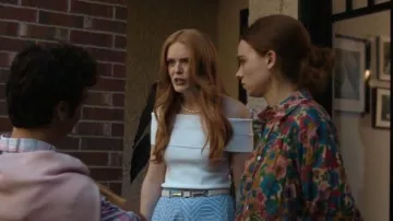Cinturón de cuero adornado con mordida de caballo de Maje con efecto de cocodrilo que lleva Delilah (Abigail Cowen) como se ve en Every Year After (S01E06)