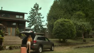Maleta Champs Linen Hardside Spinner que lleva Delilah (Abigail Cowen) como se ve en Every Year After (S01E06)