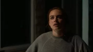 Sudadera de cuello redondo de Jake & Jones B Sides que lleva Percy Fraser (Sadie Soverall) como se ve en Every Year After (S01E06)