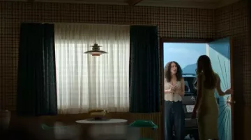 Vaqueros de carpintero de barril, de rayas altas Pilcro Kayden High Railroad Railroad, usados por Chantal (Aurora Perrineau) como se ve en Every Year After (S01E07)