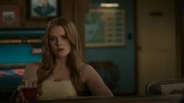Vestido de cuello cuadrado elástico de Zara que lleva Delilah (Abigail Cowen) como se ve en Every Year After (S01E07)