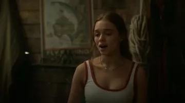 Camiseta de tirantes blanca acanalada Aerie que lleva Percy Fraser (Sadie Soverall) como se ve en Every Year After (S01E07)