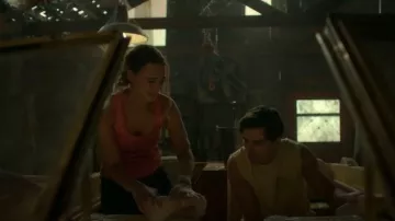 Camiseta de camiseta Pilcro Sunny de cuello redondo que lleva Percy Fraser (Sadie Soverall) como se ve en Every Year After (S01E07)