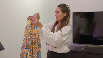 Pinzas únicas de tortuga para el cabello de tortuga que llevan (Kelsey Swanson) como se ve en Las verdaderas amas de casa de Rhode Island (S01E12)