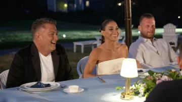Vestido de Antheia de rata y boa llevado por Jo-Ellen Tiberi como se ve en The Real Housewives of Rhode Island (S01E12)