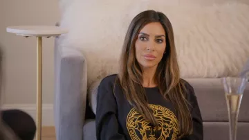 Jersey de VERSACE con bordado negro Medusa con cuello redondo y jersey usado por (Rulla Nehme Pontarelli) como se ve en The Real Housewives of Rhode Island (S01E12)