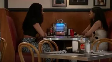 Steve Madden Duo Pants usados por Chelsea Hamilton (RhonniRose Mantilla) como se ve en Beyond the Gates (S02E111)
