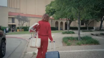 SPANX AirEssentials® Media cremallera llevada por Self (Kelli Finglass) como se ve en AMERICA'S SWEETHEARTS: Dallas Cowboys Cheerleaders (S03E01)