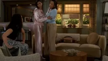 Pantalon salon Marrknull porté par Kat Richardson (Colby Muhammad) tel que vu dans Beyond the Gates (S02E111)
