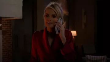 Skims Long Robe que lleva Vanessa McBride (Lauren Buglioli) como se ve en Más allá de las puertas (S02E110)