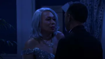Collar declarativo de Cezanne Navette Flower Cluster que lleva Anita Dupree (Tamara Tunie) como se ve en Beyond the Gates (S02E108)