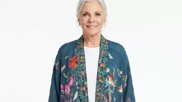 Chaqueta kimono floral azulado Jane Elliot de General Hospital vista en General Hospital