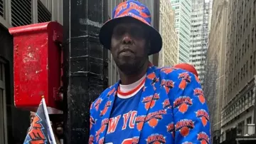 Blazer del desfile de campeonato de los New York Knicks llevado en el desfile del campeonato de la NBA 2026 y en la ceremonia en el Ayuntamiento | Cobertura completa