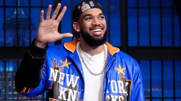 Karl-Anthony Towns The Tonight Show Protagonizado por Jimmy Fallon S13 Jacket of Karl-Anthony Towns en Jalen Brunson, Karl-Anthony Towns y Mike Brown celebran la victoria en las Finales de la NBA y reaccionan a las supersticiones