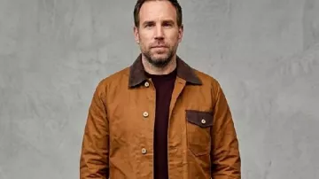 Prueba la chaqueta marrón de Jason Ross de la temporada 4 vista en Intentando (T04)