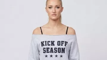 Americas Sweethearts S03 Sudadera de hombros descubiertos de Faith Ward como se ve en AMERICA'S SWEETHEARTS: Dallas Cowboys Cheerleaders (T03)