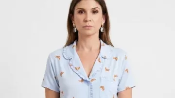 Janet Caperna The Valley S03 Croissant Print Shorts Set tal como se ve en The Valley (T03)
