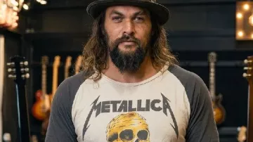 On the Roam Jason Momoa Camiseta Raglán estampada que lleva Self (Jason Momoa) como se ve en On the Roam (S02)