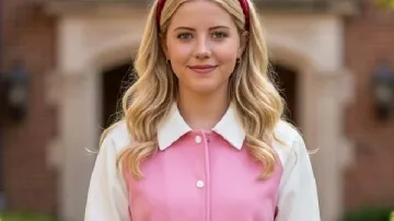 Chaqueta Varsity rosa y blanca Elle Lexi Minetree que lleva Elle Woods (Lexi Minetree) como se ve en Elle (T01)