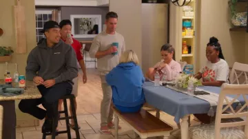 Camiseta gráfica de verduras de Louise y Laine que lleva Jasmine Goode vista en The Valley (S03E07)