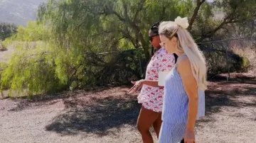 Conjunto de pijama Luxe de cacahuete elegante que lleva Jasmine Goode como se ve en The Valley (S03E07)