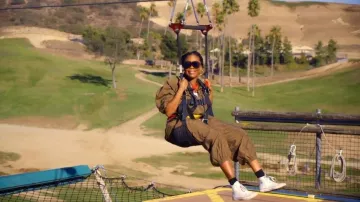 Fashion Nova Karima Windbreaker Chándal usado por Jasmine Goode como se ve en The Valley (S03E07)