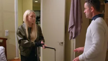 Kenny Bomber Lioness llevada por (Lacy Nicole) vista en The Valley (S03E07)
