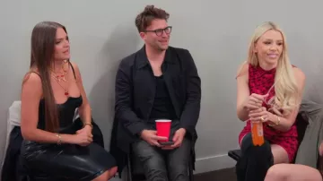 Versace Satin Logomania Bustier Top que lleva Natalie tal y como se ve en The Valley (S03E10)