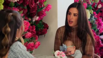 Hija favorita La camiseta de escote falso de fantasía transparente que lleva Michelle Saniei como se ve en The Valley (S03E10)