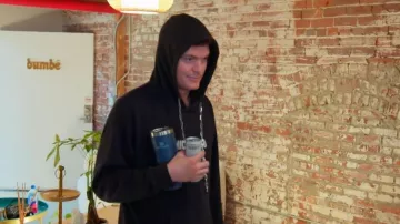 Michael NgoCustom x 'PVC BoxLogo' sudadera con capucha usada por Zach Wickham vista en The Valley (S03E12)