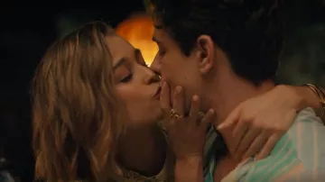 Abgioielli Red Garnet Three Gem Ring worn by Maca (Berta Castañé) as seen in Oasis Resort (S01E01)
