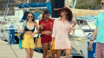 Bolso de tela con detalles en cuero marrón Sandro x Louis Barthelemy. llevada por Maca (Berta Castañé) como se ve en Oasis Resort (S01E02)