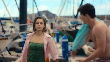Traje de baño de una pieza sin tirantes verde jade Swim Blush sin tirantes y de una sola pieza usado por Maca (Berta Castañé) visto en Oasis Resort (S01E02)