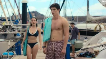 Pantalones de bikini Antao usados por Sofía (Ada Molina) como se ve en Oasis Resort (S01E02)