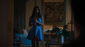 Vestido mini halter azul Zara llevado por Sofía (Ada Molina) visto en Oasis Resort (S01E02)