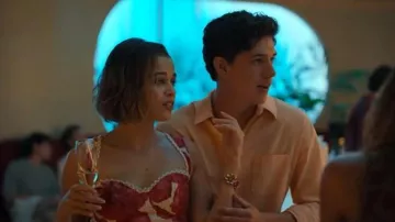 Charo Ruiz Ibiza Sunil Vestido corto que lleva Maca (Berta Castañé) visto en Oasis Resort (S01E03)