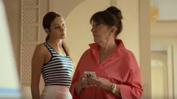 Camiseta de tiras anagramática azul marino/blanca Loewe. llevada por Laura (Laura Simón) vista en Oasis Resort (S01E03)