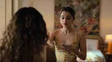 Charo Ruiz Ibiza Angy Mini vestido de algodón estampado con ribetes de ganchillo y mezcla de algodón usado por Maca (Berta Castañé) visto en Oasis Resort (S01E03)